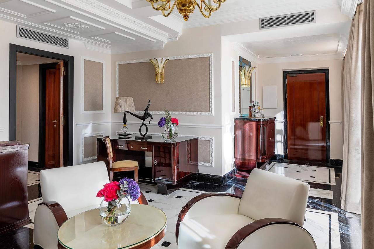Baglioni Hotel Regina - The Leading Hotels Of The World Roma Esterno foto A suite at the hotel