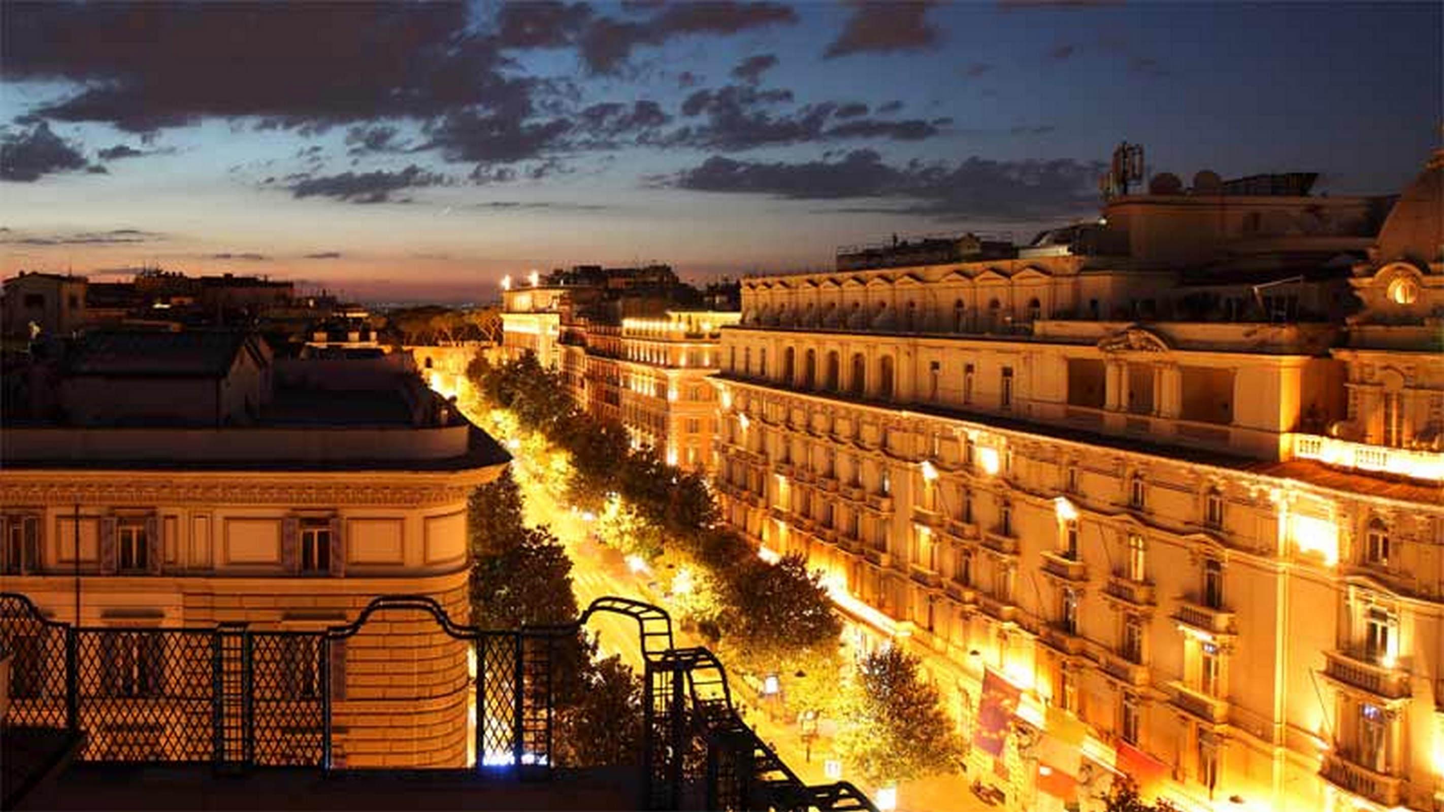 Baglioni Hotel Regina - The Leading Hotels Of The World Roma Esterno foto The Paseo del Prado at night