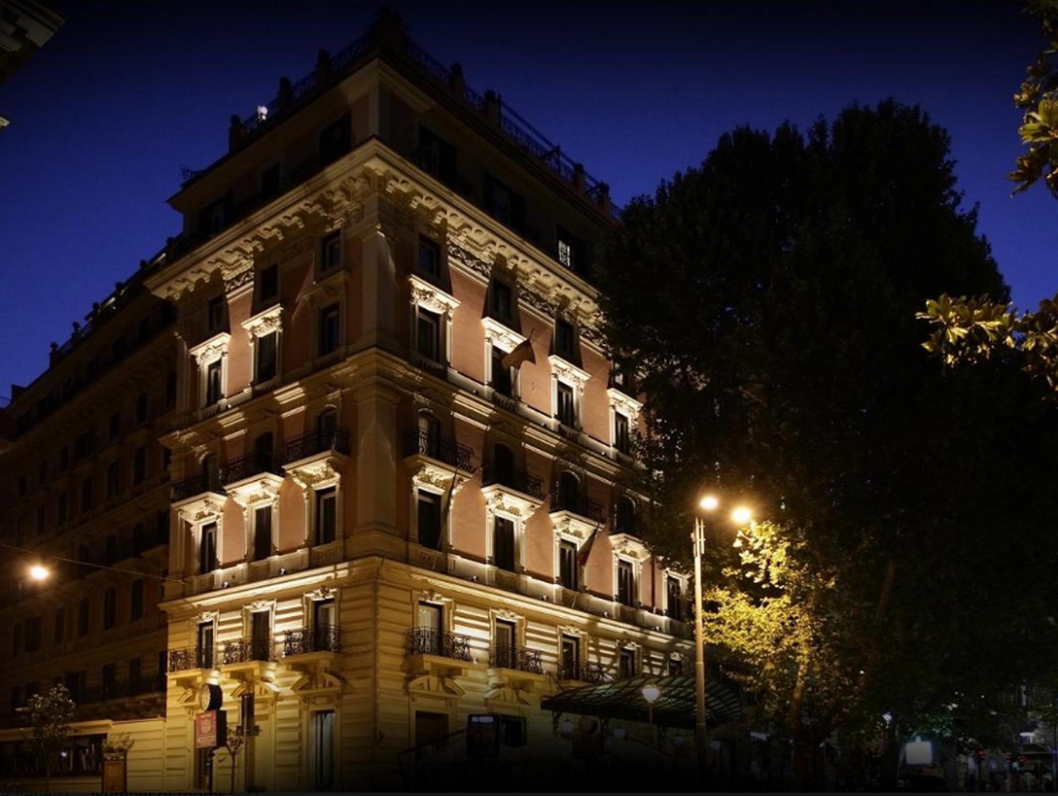 Baglioni Hotel Regina - The Leading Hotels Of The World Roma Esterno foto The hotel at night