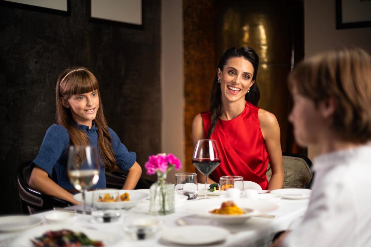Baglioni Hotel Regina - The Leading Hotels Of The World Roma Esterno foto A family dining at the restaurant
