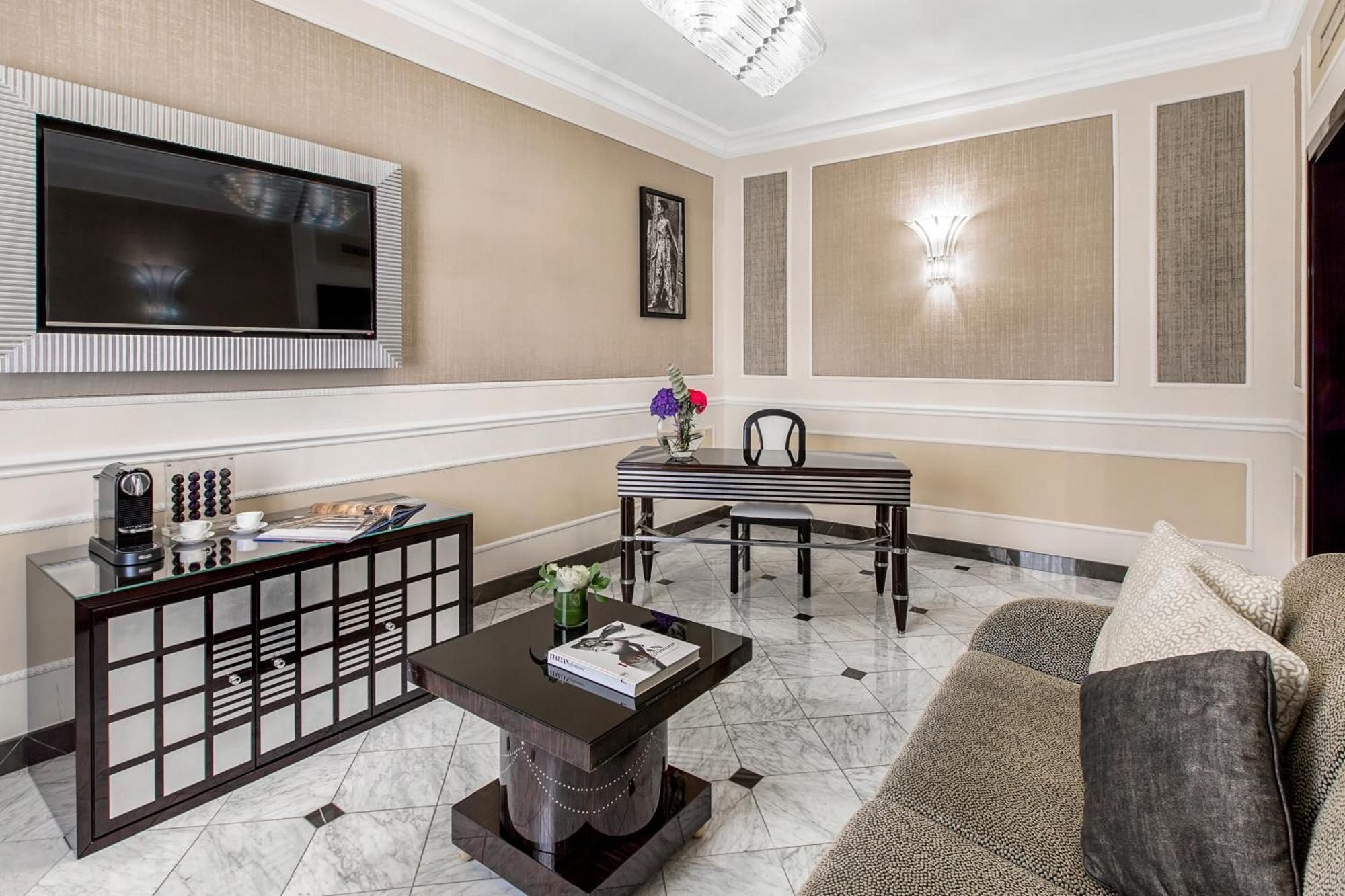 Baglioni Hotel Regina - The Leading Hotels Of The World Roma Esterno foto A suite at the hotel